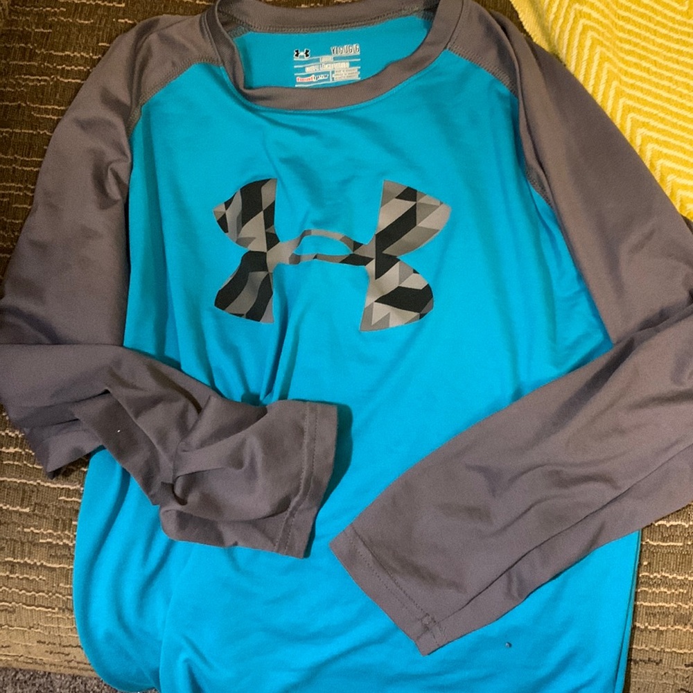 Under armour long sleeve youth large tee heat gear